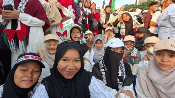 Mahasiswa STIQ As-Syifa Subang Ikut Aksi Bela Palestina di Jakarta: Suara Kemanusiaan Bergema di Monas