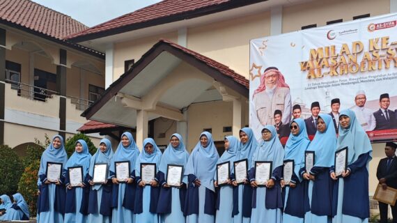 Kaprodi IAT STIQ As-Syifa Raih Penghargaan Dosen Terbaik 2025